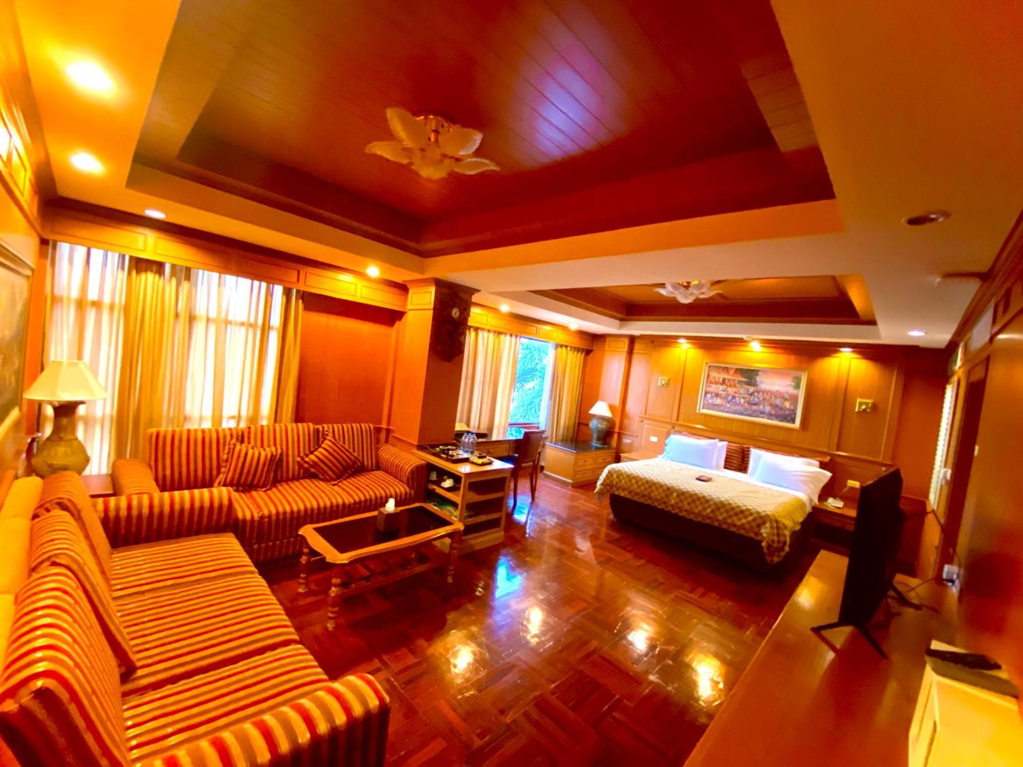 Taksilahotel Maha Sarakham Buitenkant foto