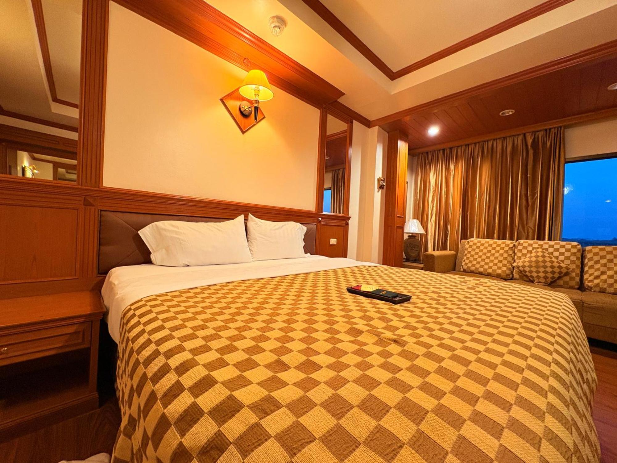 Taksilahotel Maha Sarakham Buitenkant foto